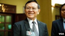 រូបឯកសារ៖ លោក កឹម សុខា មេដឹកនាំ​គណបក្សសង្គ្រោះជាតិដែលត្រូវបានតុលាការរំលាយ បាន​ផ្ដល់បទ​សម្ភាសខ្លីដល់ VOA នៅគេហដ្ឋានរបស់លោក កាល​ពីថ្ងៃទី១៦ ខែមករា ឆ្នាំ២០២០។ (ទុំ ម្លិះ/VOA)