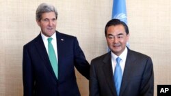 Les Chefs d&#39;Etat et représentent des états membres de la Communauté Economique des Etats de l&#39;Afrique de l&#39;Ouest (CEDEAO) posent pour une photo lors du Sommet extraordinaire sur la maladie à virus Ebola et la situation au Burkina Faso, jeudi 06 novembre 2014, à Accra (Ghana).
