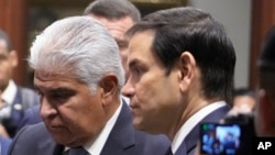 পানামার প্রেসিডেন্ট হোসে মুলিনো (বামে) ও যুক্তরাষ্ট্রের পররাষ্ট্রমন্ত্রী মার্কো রুবিও বৈঠকের জন্য প্রেসিডেন্ট ভবনে উপস্থিত হয়েছেন। পানামা সিটি। ফটোঃ ২ ফেব্রুয়ারি, ২০২৫।