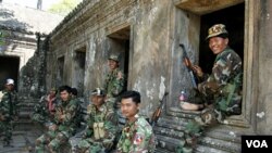 Tentara Kamboja siaga di Kuil Preah yang berusia 900 tahun, dan menjadi sengketa antara Thailand dan Kamboja.
