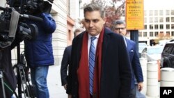Wartawan CNN, Jim Acosta saat tiba di pengadilan federal di Washington DC. 