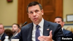Penjabat Menteri Keamanan Dalam Negeri Kevin McAleenan memberi kesaksian mengenai kebijakan pemisahan anak migran pemerintahan Trump di gedung Kongres, Capitol Hill, di Washington, 18 Juli 2019.
