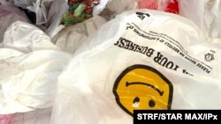 រូបឯកសារ៖ ទីក្រុងញូវយ៉ក ដាក់បម្រាម​លើ​ថង់​ប្លាស្ទិក ដែល​ចាប់ផ្តើម​ពី​ថ្ងៃទី១៩ ខែតុលា។ នៅ​ហាង​ជាច្រើន ចាប់ផ្តើម​គិតថ្លៃ ៥ សេន​សម្រាប់​ថង់​ប្លាស្ទិក​មួយ ប្រសិនបើ​អតិថិជន​មិន​យក​ប្រើ​ថង់​ដាក់​ទំនិញ​ផ្ទាល់​ខ្លួន​របស់​ពួកគេ​ទេនោះ។