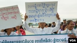 អង្គការ​សង្គម​ស៊ីវិល​ ​ក្រុម​សហជីព និង​សកម្មជន និងប្រជាពលរដ្ឋ​នានា​ ចូលរួម​ប្រារព្ធទិវាសិទ្ធិមនុស្សអន្តរ​ជាតិ១០ធ្នូ ​លើក​ទី៧០ ទីលាន​ប្រជាធិបតេយ្យ​ នៅរាជធានីភ្នំពេញ​​ នៅថ្ងៃទី​១០ ខែធ្នូ ឆ្នាំ​២០១៨។ (អូន​ ឆេង​ប៉រ​​​/ VOA)