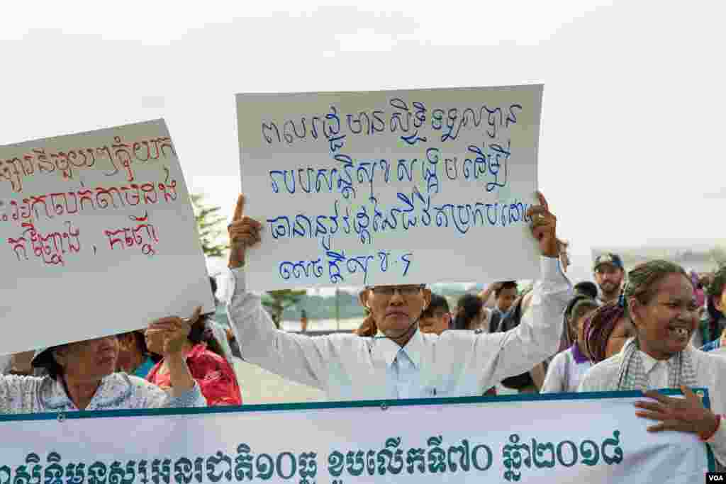 អង្គការ​សង្គម​ស៊ីវិល​ ​ក្រុម​សហជីព និង​សកម្មជន និងប្រជាពលរដ្ឋ​នានា​ ចូលរួម​ប្រារព្ធទិវាសិទ្ធិមនុស្សអន្តរ​ជាតិ១០ធ្នូ ​លើក​ទី៧០, នាទីលាន​ប្រជាធិបតេយ្យ​, នៅរាជធានីភ្នំពេញ​,​ នៅថ្ងៃទី​១០ ខែធ្នូ ឆ្នាំ​២០១៨។ (អូន​ ឆេង​ប៉រ​​​/ VOA)