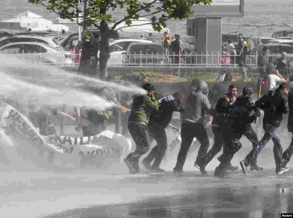 Para pengunjuk rasa bentrok dengan polisi anti huru hara selama protes terhadap Perdana Menteri Turki Tayyip Erdogan di Istanbul, Turki.