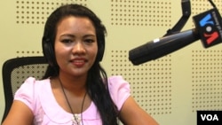 កញ្ញា នៅ សំ អតីត​ពលករ​ចំណាកស្រុក​និង​លោកស្រី មូរ សុខហួរ អ្នក​តំណាងរាស្ត្រ​ទទួល​បន្ទុក​ស្រ្តី កុមារ និង​ពលករ​ចំណាកស្រុក​នៃ​គណបក្ស​សង្គ្រោះជាតិ​ ចូល​រួម​ពិភាក្សា​អំពី​«កត្តា​ដែល​នាំ​ឱ្យ​ស្ត្រី​ធ្វើ​ចំណាកស្រុក​ និង​បញ្ហា​ប្រឈម​របស់​ស្រ្តី​នៅ​ក្នុង​ស្រុក​និង​ក្រៅ​ស្រុក» នៅ​ក្នុង​កម្មវិធី​ Hello VOA កាល​ពី​ថ្ងៃ​ព្រហស្បតិ៍​ទី​២៦ ខែ​វិច្ឆិកា ឆ្នាំ​២០១៥។ (លឹម សុធី/VOA)