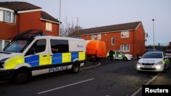 A worker burns stubble after harvesting pulse crop in a field at Hoshangabad district of India&#39;s Madhya Pradesh state, India.