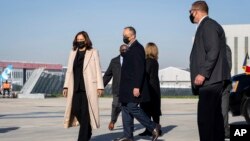 Prezidaanti Itti anntuun yunaayitid Isteets Kamilaa Haariis fi abbaa warraa isaanii Daag Emhoof, faransaayi, Sadaasa 9, 2021