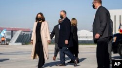 អ្នកស្រី Kamala Harris និងស្វាមីលោក Doug Emhoff នៅ​អាកាស​យានដ្ឋាន Paris-Orly ក្នុងក្រុង Orly ប្រទេស​បារាំង កាលពី​ថ្ងៃទី៩ ខែវិច្ឆិកា ឆ្នាំ២០២១ ក្នុង​ដំណើរ​ទស្សនកិច្ច​រយៈពេល​បួនថ្ងៃ​ក្នុង​គោលបំណង​ពង្រឹង​ទំនាក់ទំនង​របស់​អាមេរិក​ជាមួយ​បារាំង ដែល​សម្ព័ន្ធមិត្ត​យូរ​ជាងគេ​របស់​អាមេរិក។