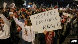 Американскиот секретар за одбрана Лојд Остин разговараше со израелските лидери за начините за намалување на големите борбени операции во Газа, но рече дека Вашингтон не наметнува распоред и покрај меѓународните повици за прекин на огнот