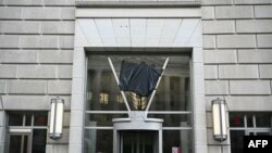 ຮູບອາຄານຫຼັງຈາກປ້າຍຖືກປົດອອກດ້ານເທີງໃນຂະນະທີ່ຖົງຢາງສີດຳປົກໂລໂກ້ຂອງຫ້ອງການເພື່ອການພັດທະນາສາກົນປະເທດສະຫະລັດຫຼື USAID ທີ່ຫ້ອງການໃຫຍ່ນະຄອນຫຼວງວໍຊິງຕັນ ດີຊີ ເມື່ອວັນທີ 07 ກຸມພາ 202