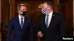 სომეხი მინისტრი (მარცხნივ)