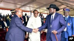 Le président soudanais Omar al-Bashir of Sudan, à gauche, et le président sud-soudanais Salva Kiir lors d'une inauguration à Kampala, Ouganda, le 12 mai 2016.