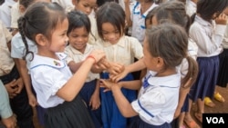 រូបឯកសារ៖ សិស្ស​​​​ជនជាតិ​ដើម​ភាគ​តិច​នៃ​សាលា​សហគមន៍​ឈ្មោះ​ថា​ «​សាលា​បឋម​សិក្សា​យឺនចាស់​»​ កំពុង​លេង​ល្បែង​កំសាន្ត​បែប​កុមារ​ ក្នុង​ភូមិយឺន​ ឃុំកក់​ ស្រុក​បរកែវ​ ខេត្ត​រតនគិរី​​​ កាល​ពី​ថ្ងៃ​ទី​១២​ ខែ​ធ្នូ​ ឆ្នាំ​២០១៧។ (ហ៊ាន សុជាតា/VOA)