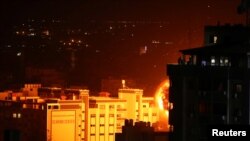 Asap dan api terlihat di Gaza saat terjadinya serangan udara Israel, 25 Maret 2019, menyusul serangan roket terhadap Tev Aviv. 