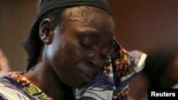 Hanatu Dauda, uwar daya daga cikin yara mata fiye da 200 da aka sace a garin Chibok ke nan a taron manema labarai akan yaran da aka yi a Legas 5 ga watan Yuni, 2014.