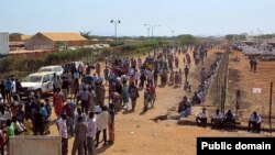 Sebuah foto yang dirilis oleh Badan PBB UNMISS, 17 Desember 2013 ini memperlihatkan warga sipil yang tiba di komplek tiba di kompleks UNMISS yang berdekatan dengan Bandara Internasional Juba untuk mencari perlindungan menyusul pertempuran-pertempuran terakhir di ibukota (Foto: dok).