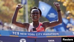 La Kényane Mary Keitany passe la ligne d'arrivée au marathon de New York, à Central Park, USA, le 6 novembre 2016.