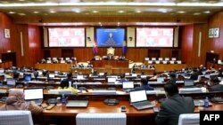 រូប​ឯកសារ៖ ទិដ្ឋភាព​ទូទៅ​នៃ​សម័យ​ប្រជុំ​មួយ​របស់​រដ្ឋសភា​កម្ពុជា​ក្នុង​រាជធានី​ភ្នំពេញ​កាល​ពី​ថ្ងៃ​ទី​២៥ ខែ​តុលា ឆ្នាំ​២០២១។ (AFP/រូប​ផ្តល់​ឱ្យ​ដោយ​រដ្ឋសភា​កម្ពុជា)