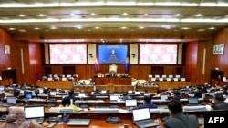 រូប​ឯកសារ៖ ទិដ្ឋភាព​ទូទៅ​នៃ​សម័យ​ប្រជុំ​មួយ​របស់​រដ្ឋសភា​កម្ពុជា​ក្នុង​រាជធានី​ភ្នំពេញ​កាល​ពី​ថ្ងៃ​ទី​២៥ ខែ​តុលា ឆ្នាំ​២០២១។ (AFP/រូប​ផ្តល់​ឱ្យ​ដោយ​រដ្ឋសភា​កម្ពុជា)