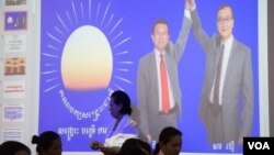 រូបឯកសារ៖ ក្រុម​ស្រ្តី​នៃ​ក្រុម​ប្រឹក្សា​ឃុំ​នៃ​គណបក្ស​សង្រ្គោះជាតិ​មកពី​ខេត្ត​នានា​​ចូលរួមរួម​សិក្ខាសាលា​ចលនា​ស្រ្តី​នៅ​ទីស្នាក់ការ​បក្ស​សង្រ្គោះជាតិ​ ក្នុង​រាជធានី​ភ្នំពេញ នៅថ្ងៃ​ពុធ ទី​១០ ខែ​សីហា ឆ្នាំ​២០១៦។ (ឡេង ឡែន/VOA)