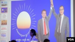 រូបឯកសារ៖ ក្រុម​ស្រ្តី​នៃ​ក្រុម​ប្រឹក្សា​ឃុំ​នៃ​គណបក្ស​សង្រ្គោះជាតិ​មកពី​ខេត្ត​នានា​​ចូលរួមរួម​សិក្ខាសាលា​ចលនា​ស្រ្តី​នៅ​ទីស្នាក់ការ​បក្ស​សង្រ្គោះជាតិ​ ក្នុង​រាជធានី​ភ្នំពេញ នៅថ្ងៃ​ពុធ ទី​១០ ខែ​សីហា ឆ្នាំ​២០១៦។ (ឡេង ឡែន/VOA)