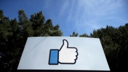 រូបឯកសារ៖ រូប​មេដៃ ដែល​ជា​និមិត្ត​សញ្ញា Like របស់​ក្រុមហ៊ុន Facebook ត្រូវ​បាន​ដាក់​តាំង​បង្ហាញ​នៅ​ទីស្នាក់ការ​របស់​ក្រុមហ៊ុន​នេះ​ក្នុង​ក្រុង Menlo Park រដ្ឋ California សហរដ្ឋអាមេរិក ថ្ងៃទី១៤ ខែមេសា ឆ្នាំ២០២០។