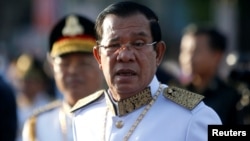 រូបឯកសារ៖ លោកនាយករដ្ឋមន្រ្តីហ៊ុនសែនមកដល់វិមានឯករាជ្យដើម្បីចូលរួមអបអរសាទរខួបលើកទី ៦៥ នៃឯករាជ្យភាពពីប្រទេសបារាំងនៅទីក្រុងភ្នំពេញ ថ្ងៃទី ៩ ខែវិច្ឆិកាឆ្នាំ ២០១៨។ (REUTERS/Samrang Pring)