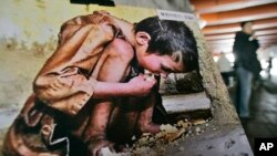 지난 2008년 세계 인권 선언 60주년을 맞아 서울에서 북한 인권 실태를 알리는 전시회가 열린 가운데 기근으로 고통받는 북한 아이의 사진이 보인다. 