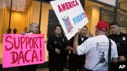 Seorang pendukung Presiden Donald Trump menantang petugas kepolisian dan penasihat hukum program Deferred Action for Childhood Arrivals (DACA) dalam sebuah unjuk rasa di Los Angeles, California, 3 Januari 2018. 