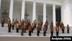 Presiden Joko Widodo dan Wapres Jusuf Kalla berfoto bersama 34 Menteri Kabinet Kerja di tangga Istana Merdeka Jakarta, 27 Oktober 2015 (Foto: VOA/Andylala)
