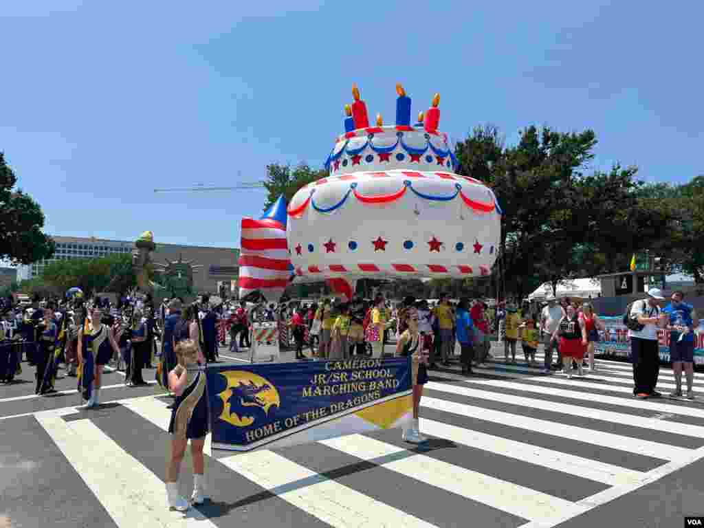 华盛顿独立日庆祝游行街头即景。(2025年7月4日)