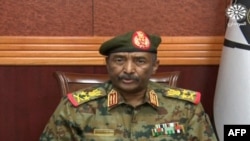 수단 군부 지도자 압델 파타 부르한 장군이 TV 연설을 하고 있다. (자료사진)