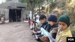 انتظامیہ نے دو ماہ سے بند اسکولوں کو رواں ماہ 3 اکتوبر سے کھولنے کا اعلان کیا تھا۔ تاہم اسکول تو کھل گئے تھے۔ لیکن طلبا غیر حاضر تھے — فائل فوٹو