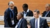 Le Secrétaire général de la Fifa Markus Kattner (droite) discute avec le candidat à la présidence de la FIFA Sheikh Salman bin Ibrahim al-Khalifa de Bahreïn, à gauche, et le président par intérim de la FIFA Issa Hayatou du Cameroun lors du congrès extraordinaire de la FIFA à Zurich, Suisse, 28 février 2016. (AP Photo/Michael Probst)