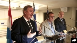 Luxembourg's Minister of Foreign Affairs Jean Asselborn, left, Greece's alternate Immigration Policy Minister Ioannis Mouzalas, and European Commissioner for Migration and Home Affairs Dimitris Avramopoulos during a news conference in Athens, Oct. 10, 2015.