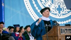 Komedian Jery Seinfeld berbicara dalam acara wisuda Universitas Duke di Durham, North Carolina, pada 12 Mei 2024. (Foto: Bill Snead/Duke University via AP)