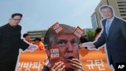 បាតុករ​ម្នាក់​ពាក់​ម៉ាស់​មាន​រូប​លោក​ប្រធានាធិបតី​សហរដ្ឋ​អាមេរិក ដូណាល់ ត្រាំ ក្នុង​ការធ្វើ​បាតុកម្ម​ប្រឆាំង​នឹង​គោល​នយោបាយ​របស់​ហរដ្ឋ​អាមេរិក​ប្រឆាំង​នឹង​​ប្រទេស​កូរ៉េ​ខាង​ជើង។