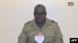 Kolonel Mayor Amadou Abdramane membacakan pernyataan pers di televisi nasional, 28 Juli 2023. (ORTN - Télé Sahel / AFP)