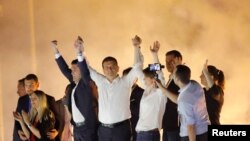 Ekrem Imamoglu, candidat à la mairie du Parti populaire républicain (CHP), principal parti de l'opposition, accueille ses partisans lors d'un rassemblement dans le district de Beylikduzu, à Istanbul, en Turquie, le 23 juin 2019.