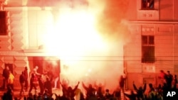 Paljenje ambasade SAD u Beogradu 