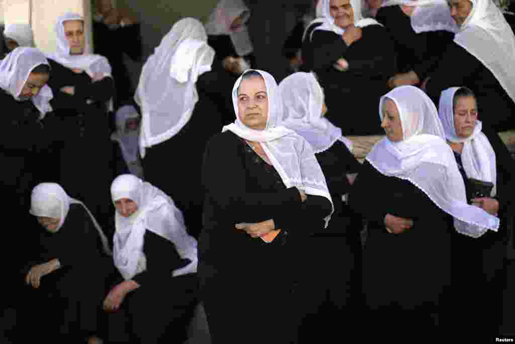 Druse women mourn during the funeral of Israeli border police officer Jedan Assad in the village of Beit Jann in Israel&#39;s northern Galilee, Nov. 6, 2014. 