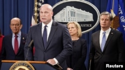Plt Jaksa Agung, Matthew Whitaker, Mendag Wilbur Ross (kiri), Menteri Keamanan Dalam Negeri, Kirstjen Nielsen, dan Direktur FBI, Christopher Wray melakukan konferensi pers untuk mengumumkan tudauhan terhadap perusahaan teknologi China, Huawei Technologies Co. Ltd di Departemen Ke