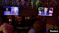 លោក​ប្រធានាធិបតី Donald Trump និង​បេក្ខជន​ប្រធានាធិបតី​ខាង​គណបក្ស​ប្រជាធិបតេយ្យ​លោក Joe Biden ចូលរួម​នៅ​ក្នុង​វេទិកា​សាធារណៈ​ប្រជែង​គ្នា។