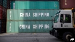 美国乔治亚州一个港口装卸中国集装箱（美联社2018年7月5日）
