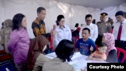 Presiden Joko Widodo dan ibu negara Iriana meninjau pelaksanaan vaksin ulang di Puskesmas Ciracas, Jakarta (18/7). (Foto: Biro Pers Kepresidenan RI)