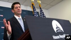 Ketua DPR Paul Ryan berbicara dengan wartawan usai pertemuan para pemimpin Partai Republik di Capitol Hill, Washington (15/11). (AP/Cliff Owen)