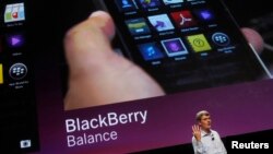 CEO Blackberry Thorsten Heins menunjukkan fitur-fitur pada Blackberry 10 terbaru di San Jose, September 2012. (Reuters/Robert Galbraith)