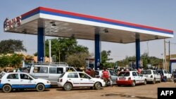 L'unique raffinerie du pays, la Soraz, "n'arrive plus à satisfaire la demande intérieure" qui a explosé "depuis plus d'un an", a déclaré la Sonidep.